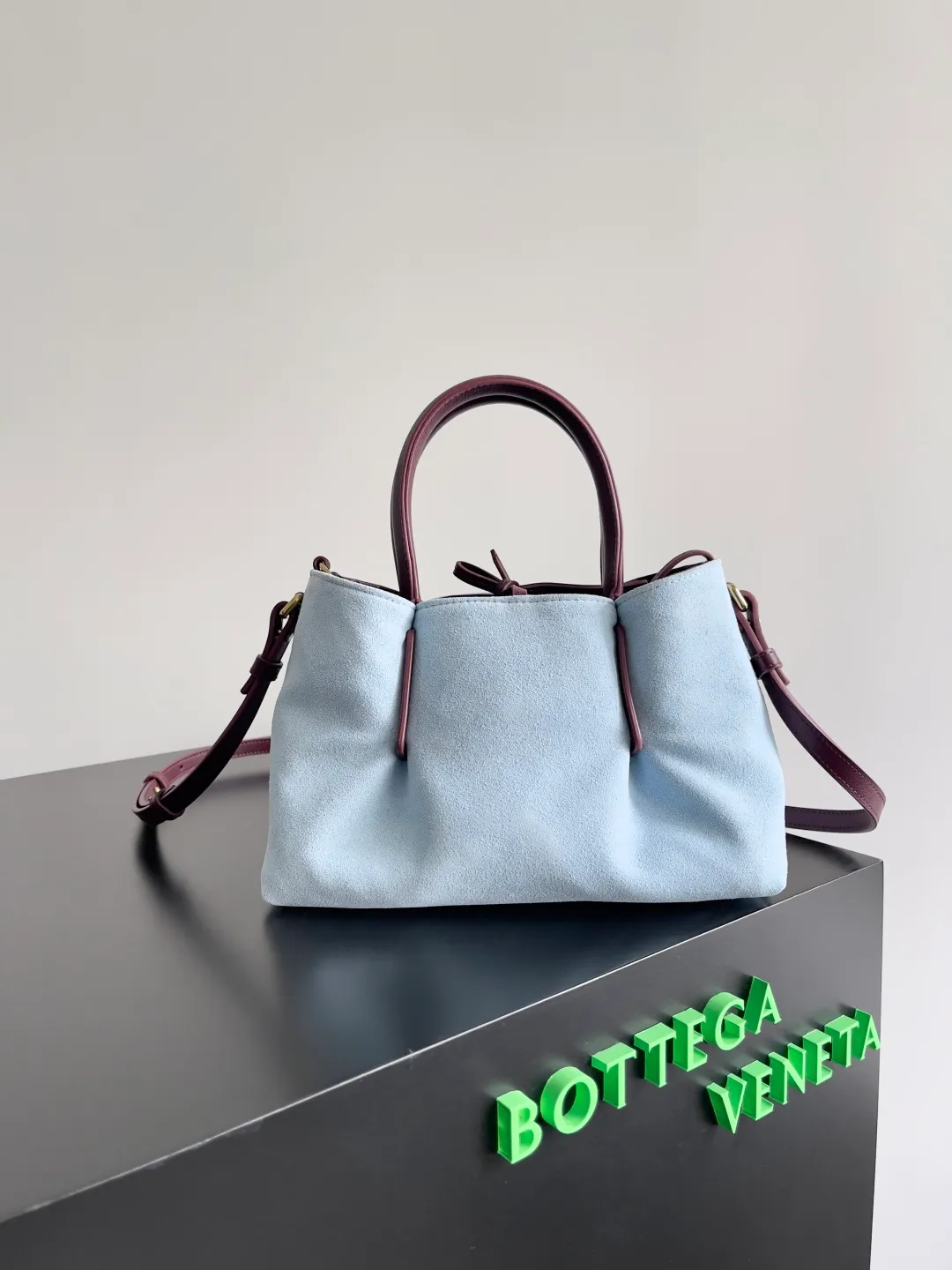 Batch 1660 BOTTEGA VENETA 2025 new product pinacoteca has super soft leather, and the weaving function, practicality and relaxed fashion sense have not fallen behind❤️‍🔥Amway has given sisters a must-have bag when going out. The size of the bag also accurately meets the commuting needs of urban beauties. It can accommodate mobile phones, keys, lipstick, powder, sunscreen, shopping bags...all of it! ! ! 🔥The capacity should not be underestimated~ It does not choose people, clothes, or occasions. With its majestic curved outline, exquisite woven texture, delicate edges and rounded handles, this woven vegetable basket bag truly achieves the goal of "dressing up and being fashionable without getting in the way"~ Are you interested in Jimei? Style number: 819004 Size: 24*15*12cm